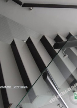 Cầu thang kính đẹp hiện đại tại căn hộ Duplex Mandarin Garden Hà Nội