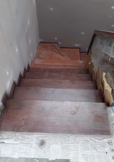 Thi công cầu thang gỗ lan can kính tại Hà Nội