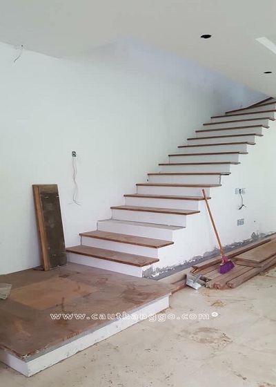 Thi công cầu thang gỗ Lim tại Vinhomes
