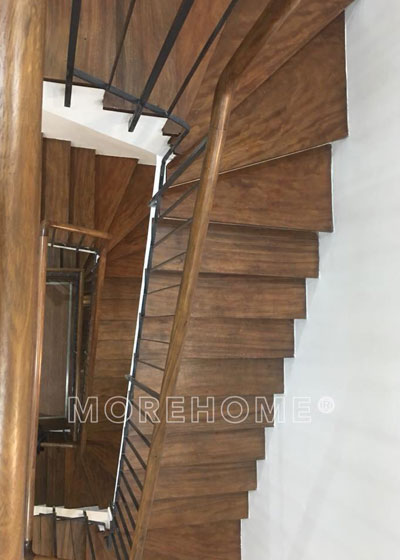 Thi công cầu thang gỗ vuông tự nhiên xoắn ốc tại biệt thự Vinhomes