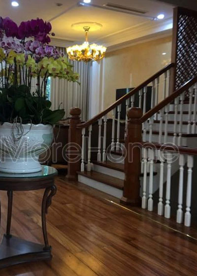 Thi công cầu thang gỗ biệt thự Vinhomes Hoa Phượng