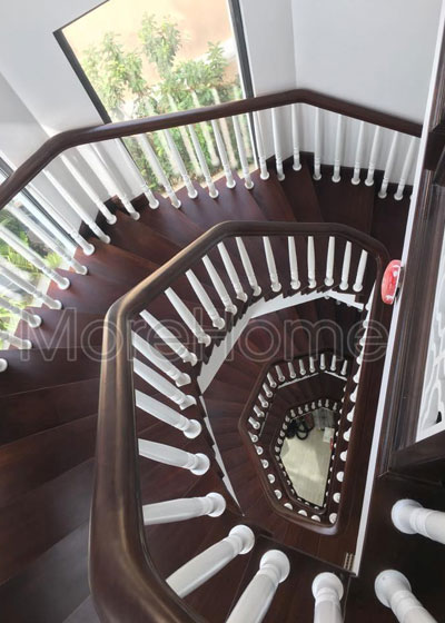 Thi công cầu thang xoắn ốc đẹp sang trọng tại biệt thự Vinhomes Riverside