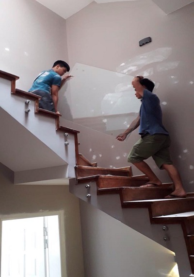 Thi công lắp đặt lan can cầu thang kính