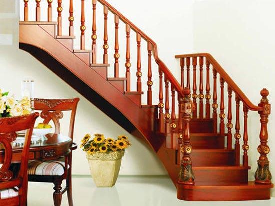 Lan can cầu thang gỗ mang lại sự an toàn cho gia đình bạn