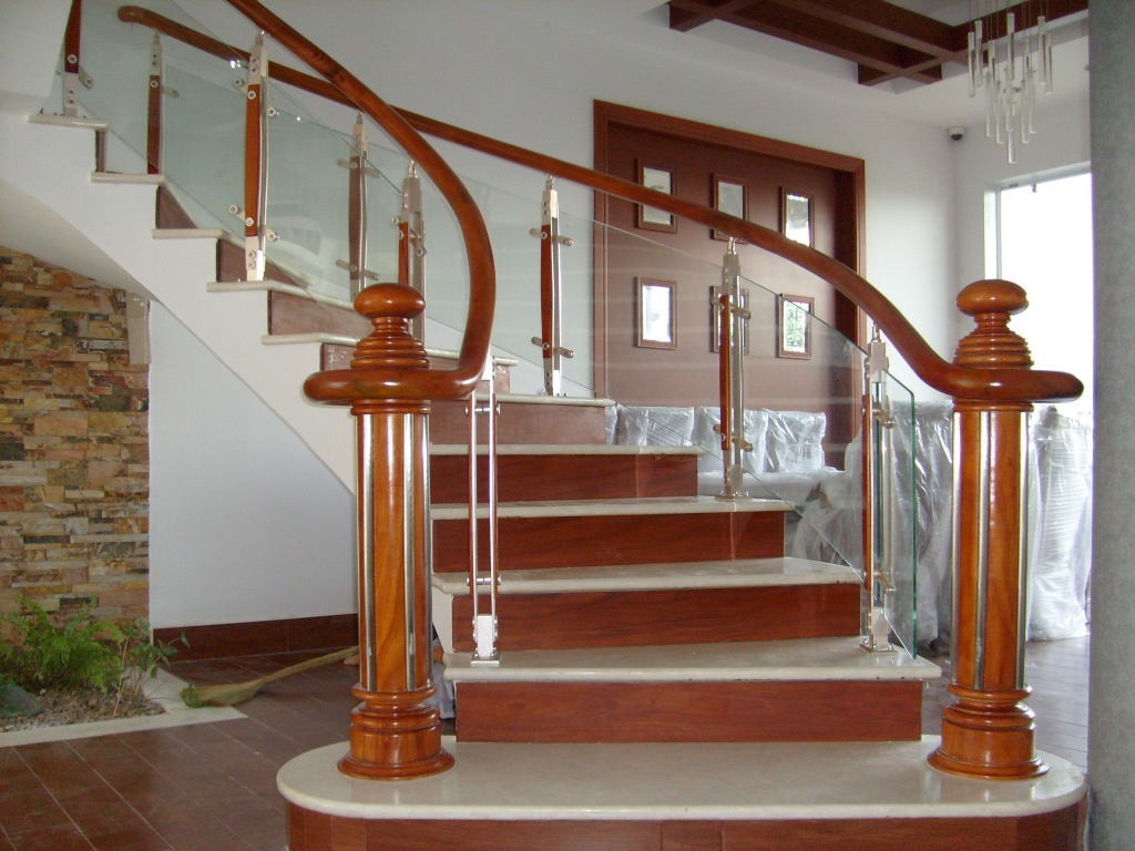 Tại sao phải dùng trụ cái cầu thang gỗ
