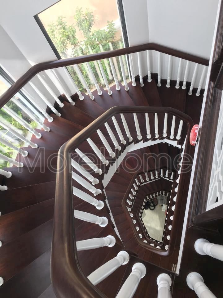 Cách chọn cầu thang gỗ cho biệt thự đẹp sang mà tiện dụng