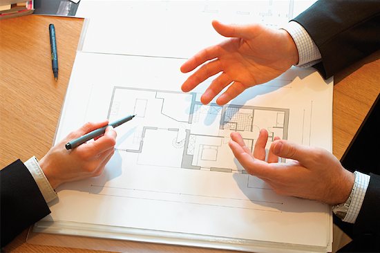 Cách chọn cầu thang gỗ cho biệt thự đẹp sang mà tiện dụng