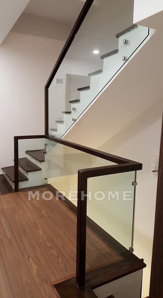 Thi công cầu thang kính cường lực tay vịn gỗ cao cấp tại Hà Nội