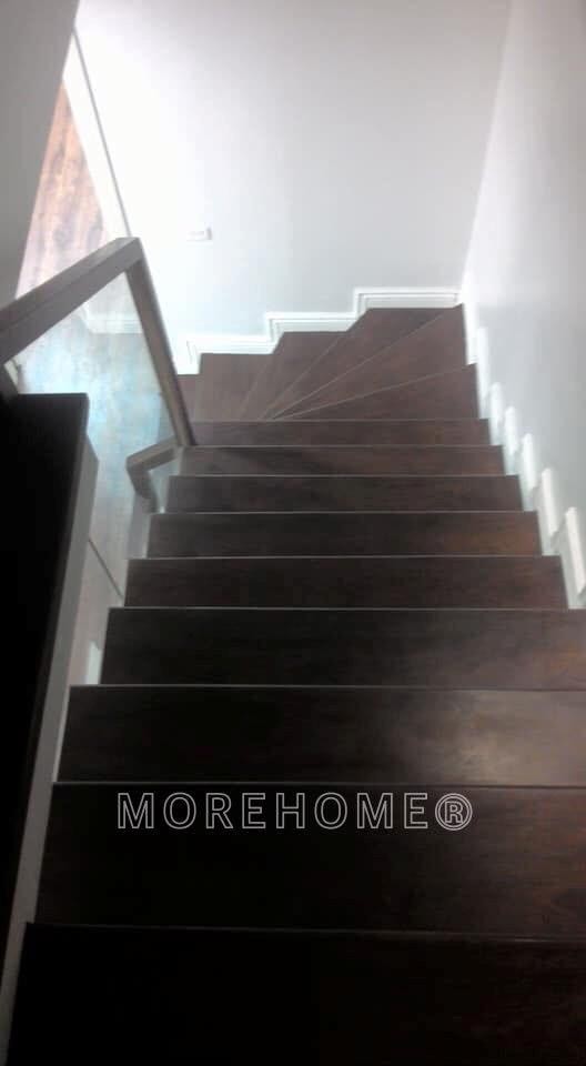 Thi công cầu thang kính cường lực tay vịn gỗ cao cấp tại Hà Nội