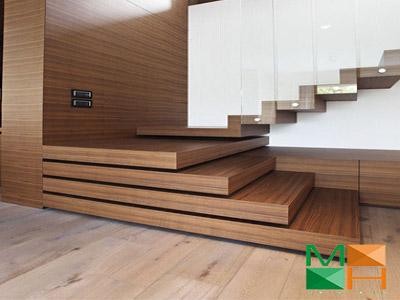 Thi công cầu thang kính cường lực tay vịn gỗ cao cấp tại Hà Nội