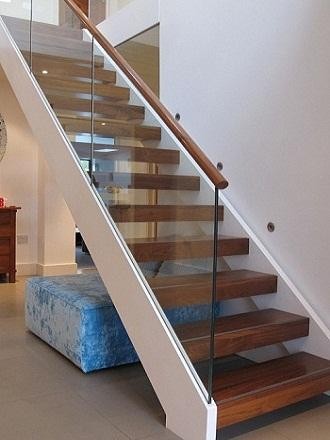Thi công cầu thang kính cường lực tay vịn gỗ cao cấp tại Hà Nội
