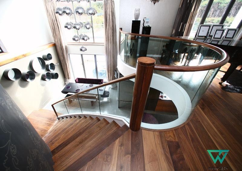 Thi công cầu thang kính cường lực tay vịn gỗ cao cấp tại Hà Nội