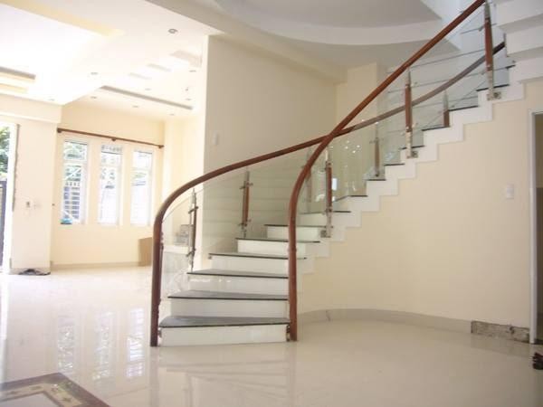 Thi công cầu thang kính cường lực tay vịn gỗ cao cấp tại Hà Nội