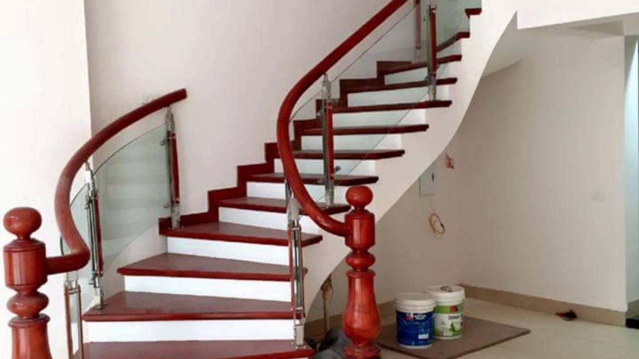 Thi công cầu thang kính cường lực tay vịn gỗ cao cấp tại Hà Nội