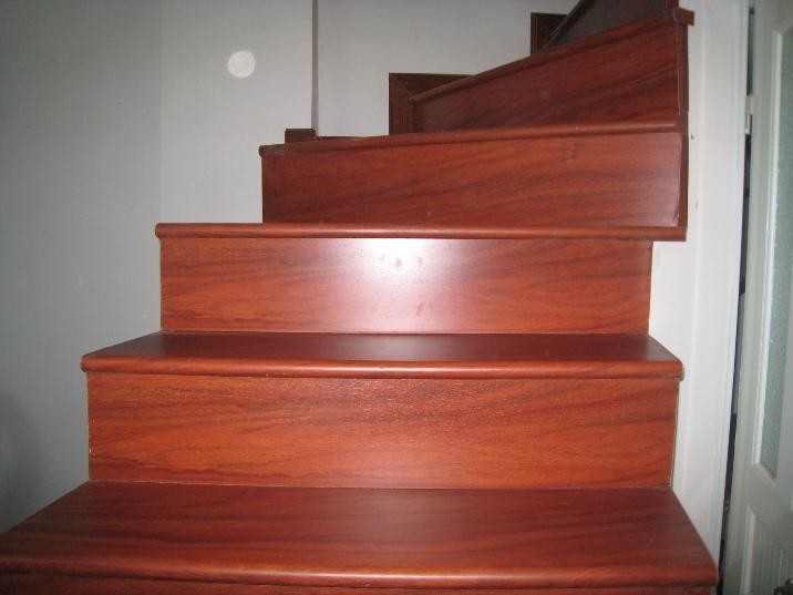 Thi công cầu thang kính cường lực tay vịn gỗ cao cấp tại Hà Nội