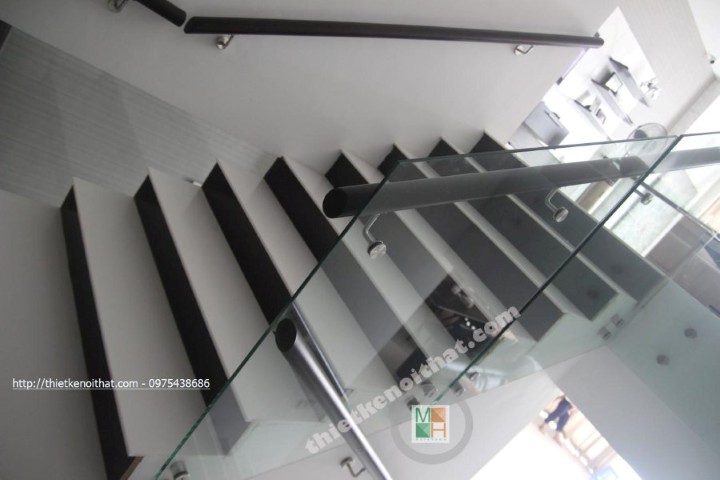 Thi công cầu thang kính tay vịn gỗ