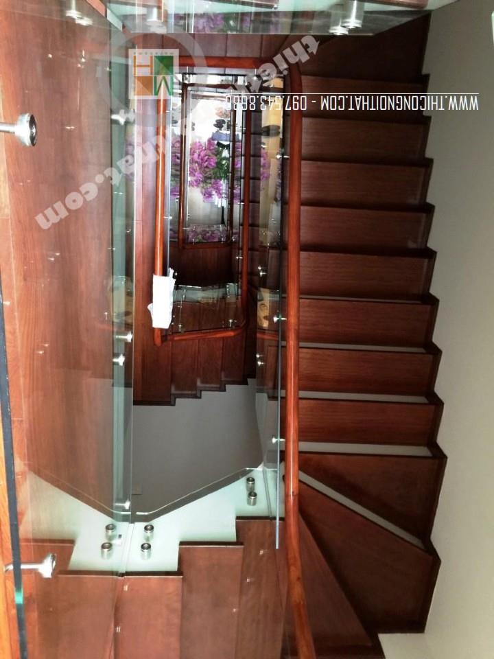 Thi công cầu thang gỗ kính xoắn ốc